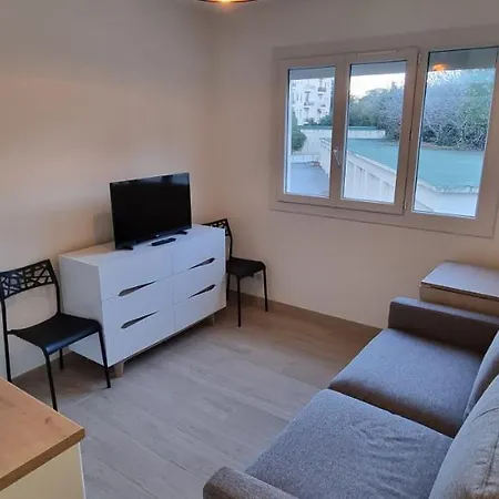 Studette Derriere Martinez Apartment *